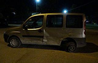 Dur ihtarına uymayan araç ile polis otosu çarpıştı:...