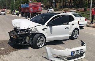 Duraksayan kamyona otomobil arkadan çarptı; 2 kişi...