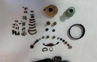 Durdurulan otobüsten çok sayıda tarihi eser çıktı