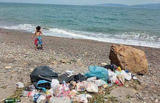 Duyarsız vatandaşlar Mudanya sahillerini çöplüğe...