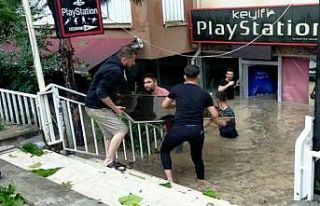 Edirne’de sağanak yağış sokakları göle çevirdi,...
