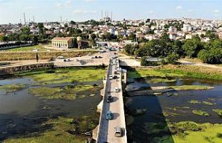 Edirne’de seviyesi düşen nehirlerde adacıklar...