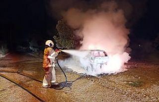 Edremit’te yanan araç hurdaya döndü