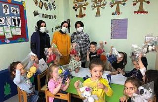 El emeği oyuncaklarla çocukları sevindirdiler
