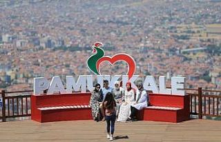 El emeği ürünler Denizli manzarasına karşı sergileniyor