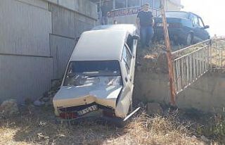 El freni çekilmeyen otomobil 5 metreden aşağı...