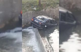 El frenini çekmeyi unuttuğu otomobili dereye düştü