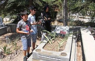 Elazığ’da arefe günü mezarlıklarda ziyaretçi...