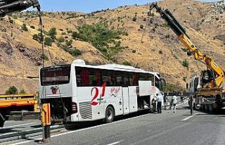 Elazığ’da faciadan dönüldü: Refüje çıkan...