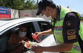 Elazığ’da jandarmadan bayramda şeker ve kolonyalı...