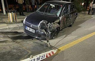 Elazığ’da kontrolden çıkan otomobil ağacı...