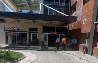 Elektrik akımına kapılan annesini kurtarmaya çalışırken...
