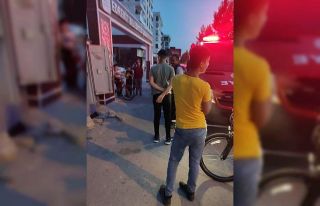 Elektrik trafosunun altındaki boşlukta sıkışan...