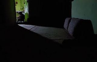 Elektriklerin 4 saat kesildiği köyde seyyar lambanın...