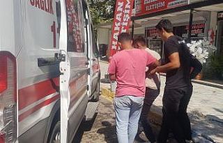 Elektrikli bisiklet kavunların olduğu arabaya çarptı:...