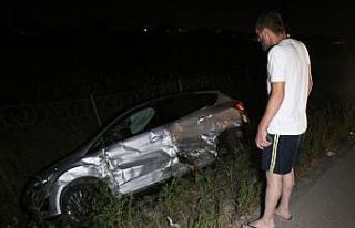 Erenler’de iki otomobil çarpıştı: 3 yaralı