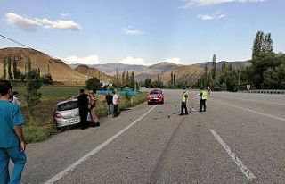 Erzurum’da iki otomobil kafa kafaya çarpıştı:...