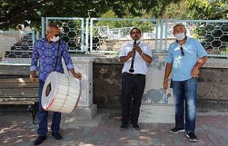Eşinden boşandı, davul zurna ile kutladı