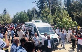 Eski belediye başkanını binlerce kişi son yolculuğuna...