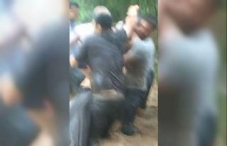 Evden yola ip çekerek dere gibi akan suyun içerisinden...
