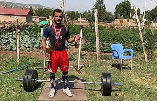 Evinde sınırlı imkanlarla idman yaparak katıldığı...