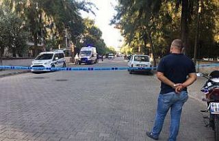 Evinin yanındaki inşaata kızdı, çatıya çıktı