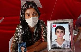 Evlat nöbeti kararlılıkla sürüyor, gelen çocuklarla...