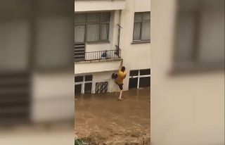 Evleri suyla dolan çift komşularının uzattığı...