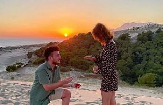 Evlilik teklifi edeceği esnada olay yerinden geçen...