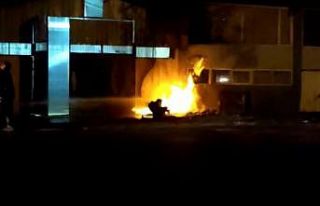 Fabrika önünde patlayan doğalgaz kutusu alev alev...