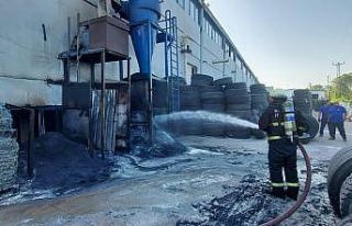 Fabrikadaki dev lastikler alevlere teslim oldu