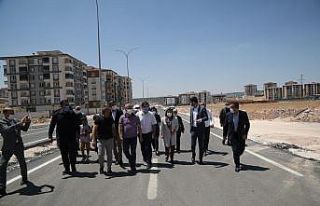 Fatma Şahin yeni başlanan asfalt çalışmalarını...