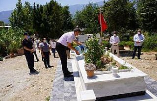 Finike’de şehitlikler ziyaret edildi