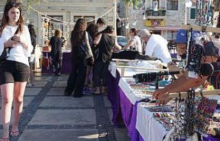 Foça’da üretici kadınlar, el emeği ürünleriyle...