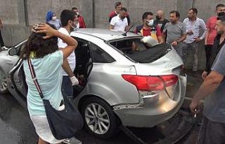 Freni boşalan otomobil ışıkta bekleyen araca çarptı:...