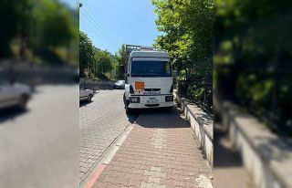 Freni patlayan tüp kamyonu kaldırıma çıkarak...