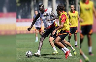 Galatasaray’da Patrick van Aanholt ilk kez takımla...