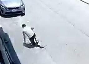 Gasp etmeye çalıştığı kişiye sokak ortasında...