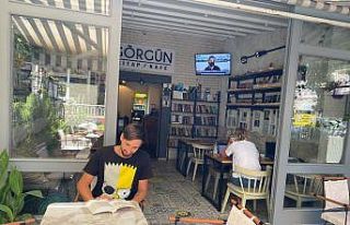Gazeteci Yazar Çelik, Çeşme’de kitap kafe açtı