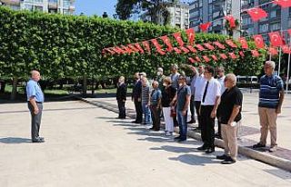 Gazeteciler basın anıtına çelenk bıraktı