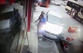 Gaziosmanpaşa’da kaldırıma çıkan araç iki...