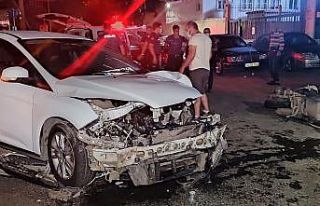 Gaziosmanpaşa’da otomobil ile motosiklet çarpıştı:...