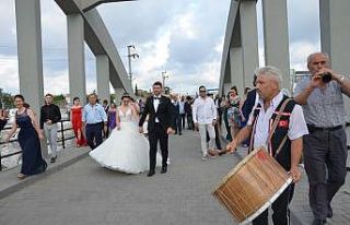 Gelin ve damatlar köprüden geçmek için sıraya...