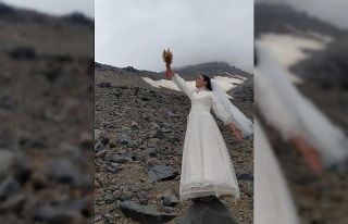 Gelinlik giyip Türkiye’nin çatısı Ağrı Dağı...