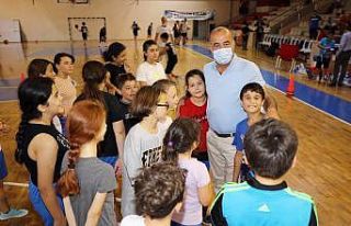 Genç basketbolcuların formaları Türkyılmaz’dan
