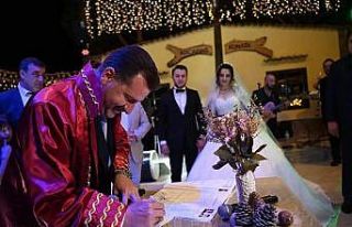 Genç çiftin nikahını Başkan Yücel Yılmaz kıydı