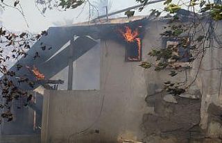 Genç kadın itfaiyecinin yangında zor anları