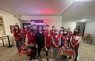 Gençler huzurevi sakinlerini unutmadı