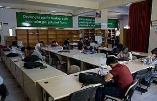 Gençlerin ders çalışma yeri Karaköprü okuma...