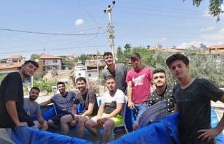 Gençlerin serinleme formülü görenleri gülümsetti
